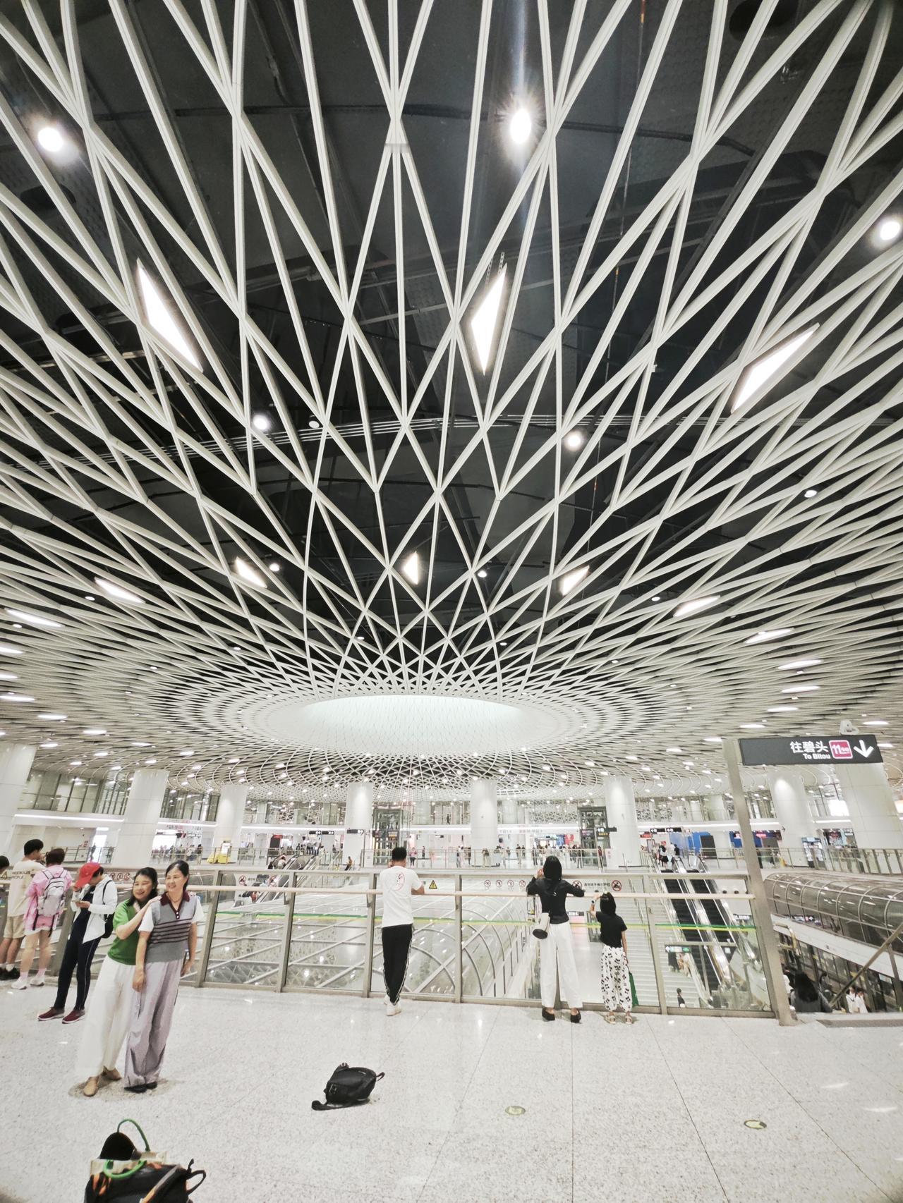 周末的深圳岗厦北地铁站（深圳之眼），一到周末就成为旅游景点和打卡热点。这是全国单