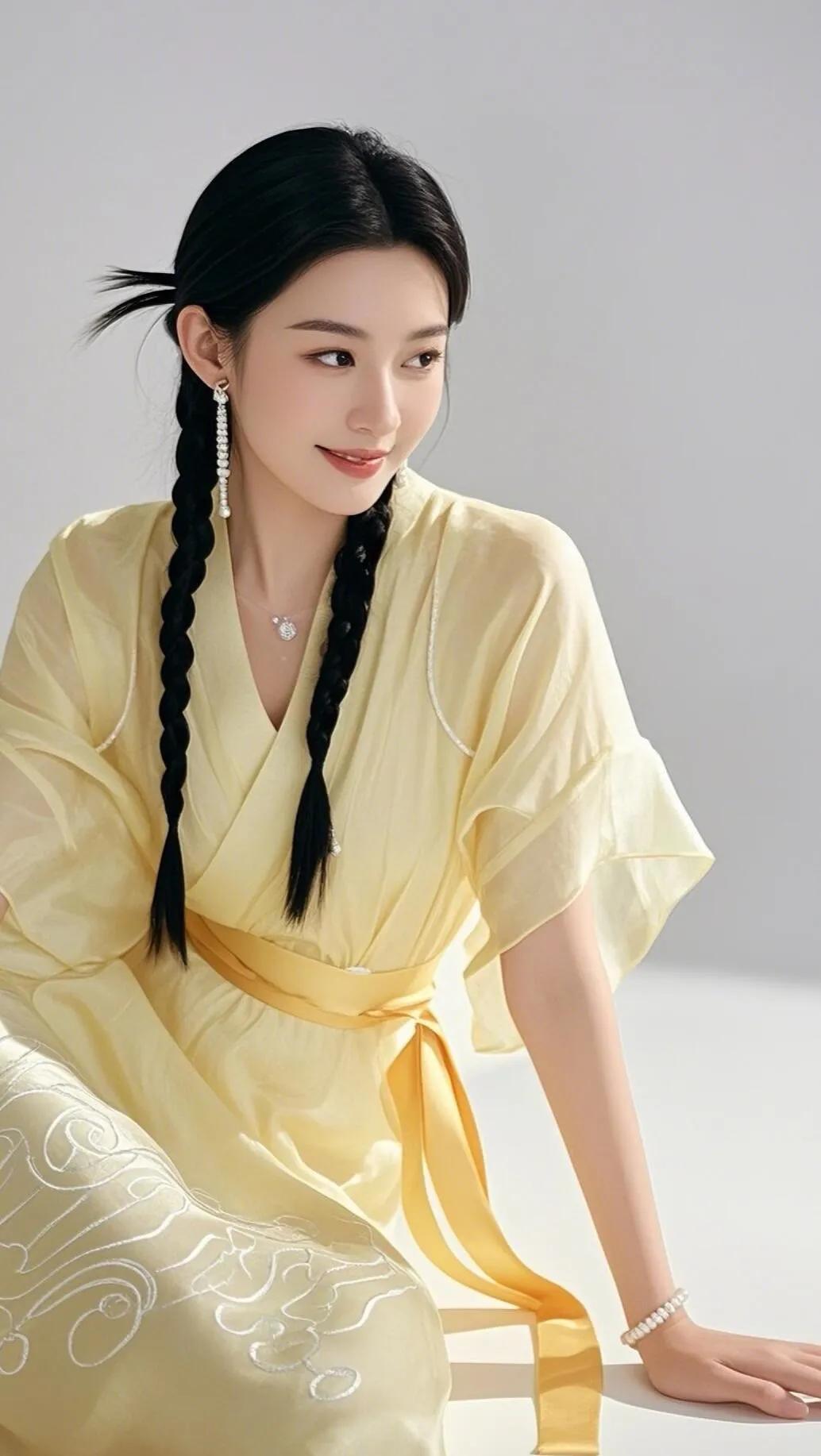 这位美女穿着黄色长裙，优雅又漂亮。