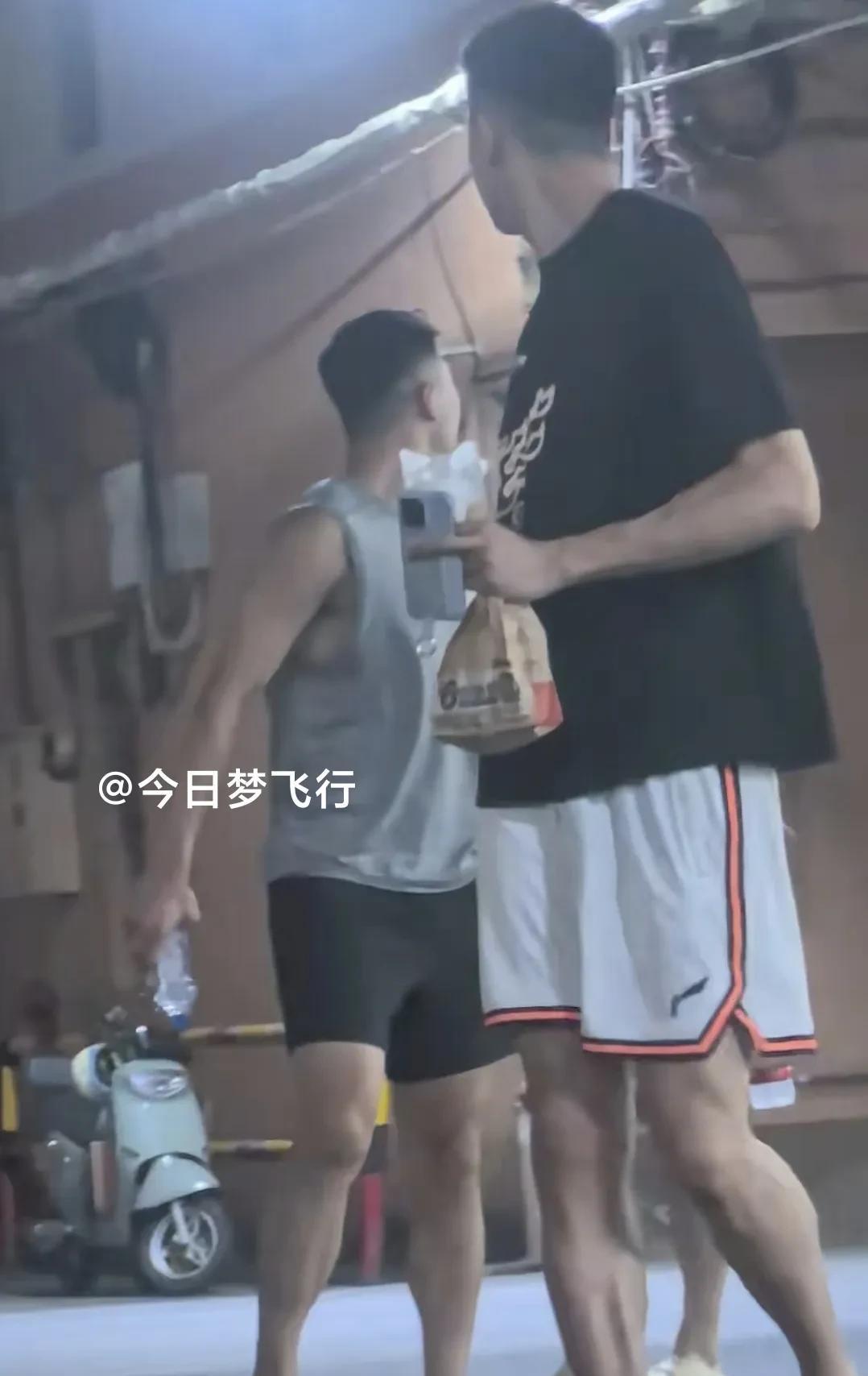 今晚，广东队回家啦！今天晚上，结束了一个多月在广州二沙岛封闭训练，广东队球员已