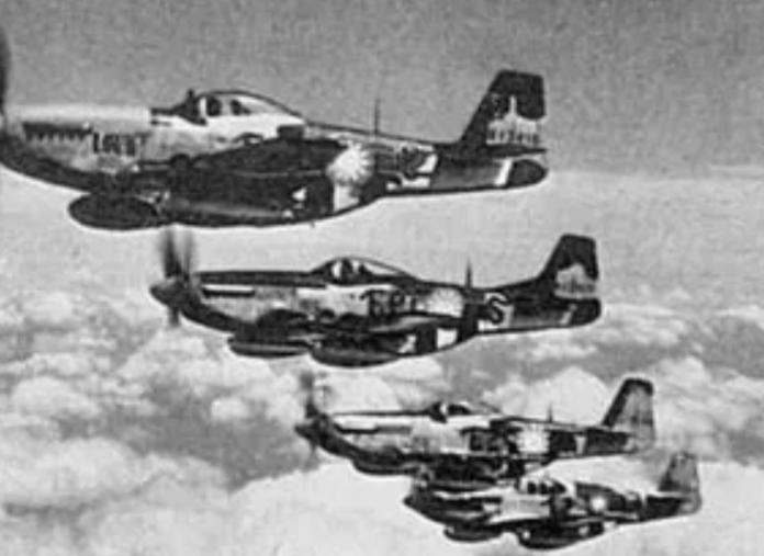 1944年，飞行员王光复在成功炸毁日军军列后，正准备返航，途中路过日军机场时，意