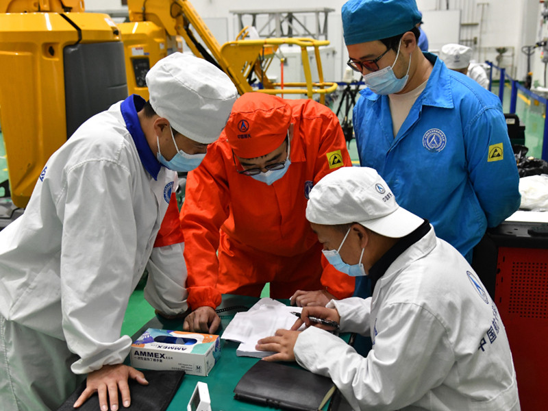 【航天科技五院天问二号探测器发射场试验队紧锣密鼓开展测试阶段工作】近日，五院天问