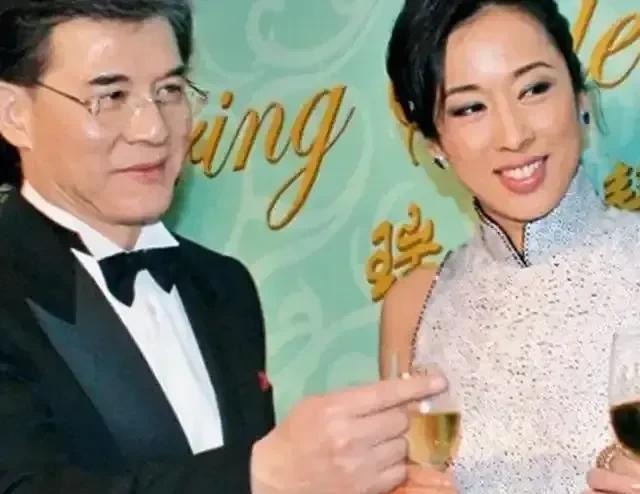年龄越大越明白儿子才是一个女人最后的倔强！朱玲玲被二婚老公罗康瑞扫地出门！
