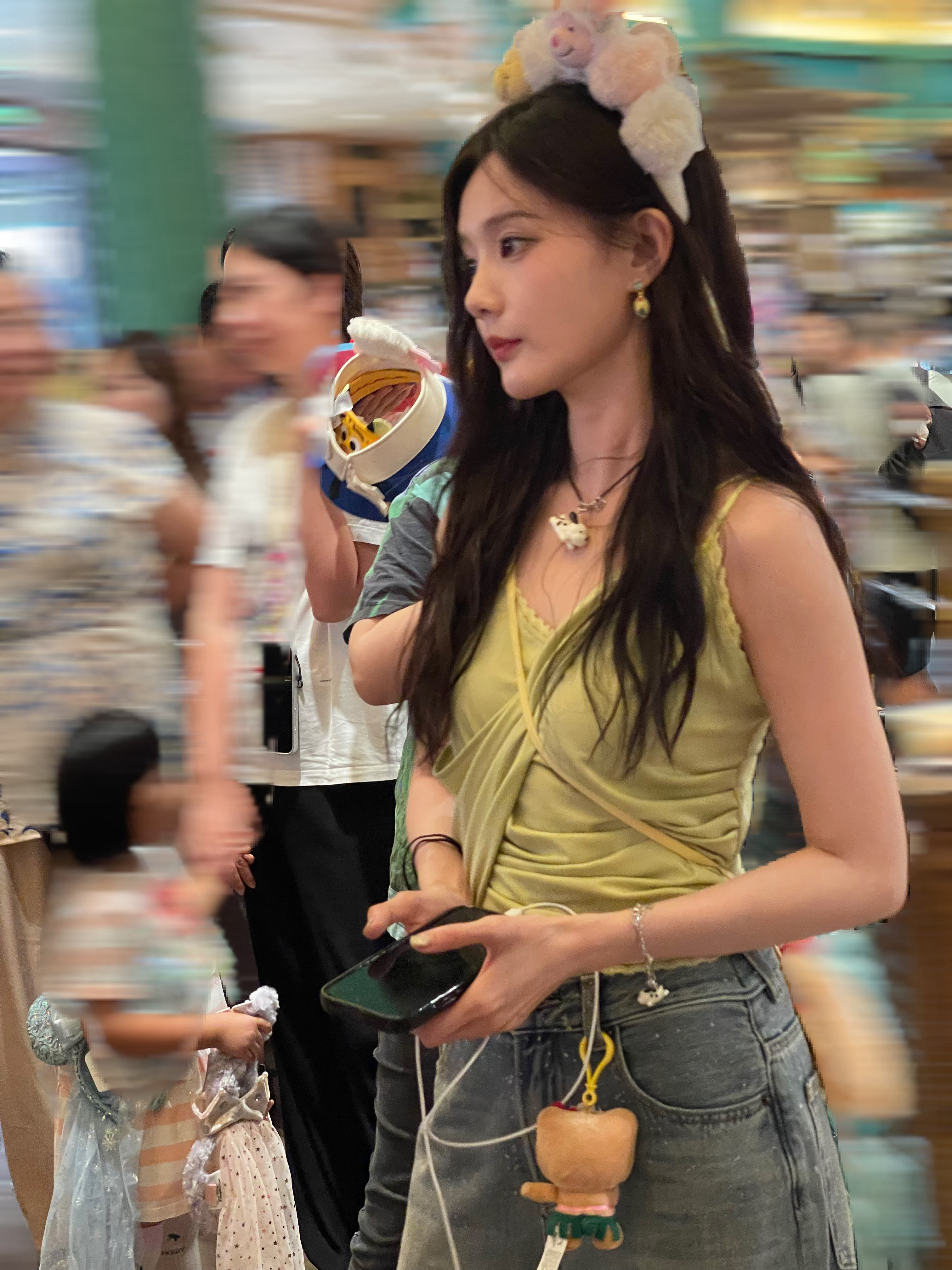 又双叒叕在迪士尼偶遇李一桐有网友在迪士尼偶遇李一桐了？实名羡慕在上海迪士尼偶遇