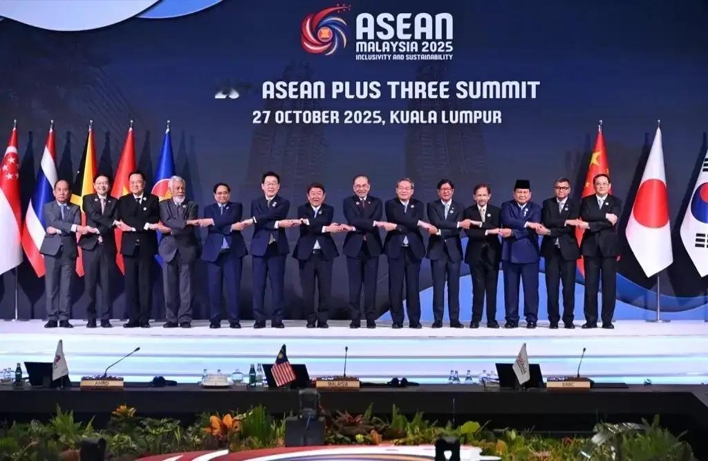 就在刚刚,新加坡总理黄循财直言:美国才是东南亚最大投资国,不是中国!更扎心的