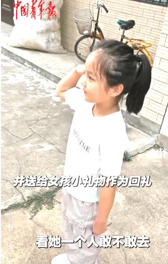 泪目！8月18日光明网报道，陕西西安，7岁女孩见军车驶过，捧出两个最珍贵的红苹果