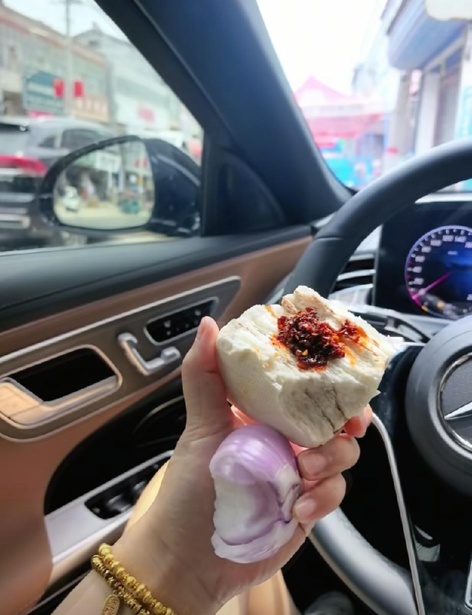 今天和一个存了200万的朋友聊天我问他，你和我一样大，怎么存那么多钱？他说