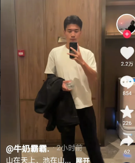 终于知道了为什么每次谢浩男妈妈出来游玩，直播带货都会把谢浩男这个战友带着了，他