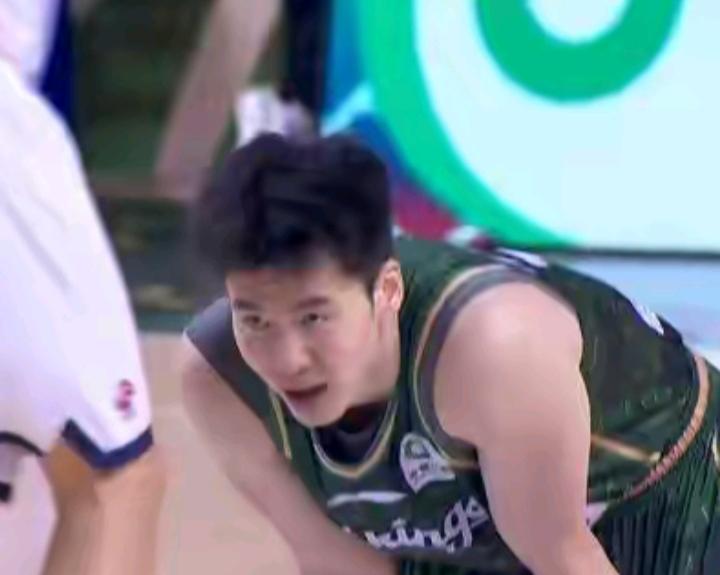 又发现了一颗好苗子，昨晚的一场比赛，让大家都对他刮目相看。他叫郭昊文，虽然白净