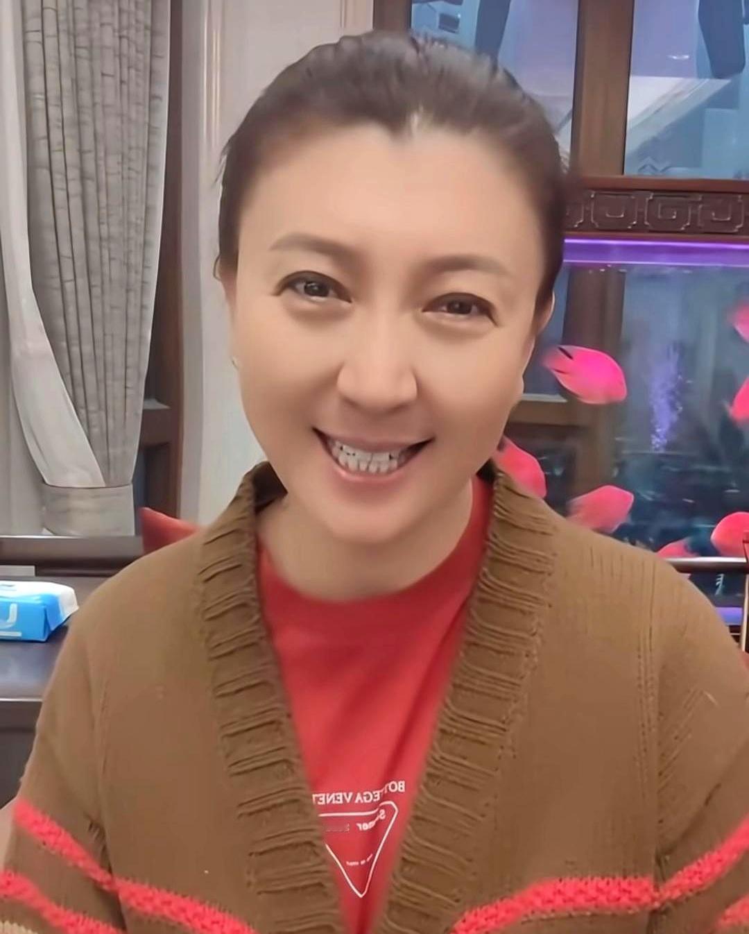 直播三小时，戏服还没脱，人先被开了。十万块的罚单，直接甩在脸上。这不是段子，