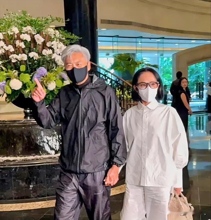 施南生追思会上，我最搞不懂的明星就是周润发，明明追思会这么严肃庄重的场合，偏