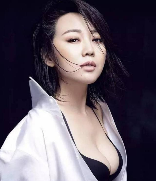 荧幕上闫妮是风趣幽默的女主角, 生活中却是恬淡随性的小女人.