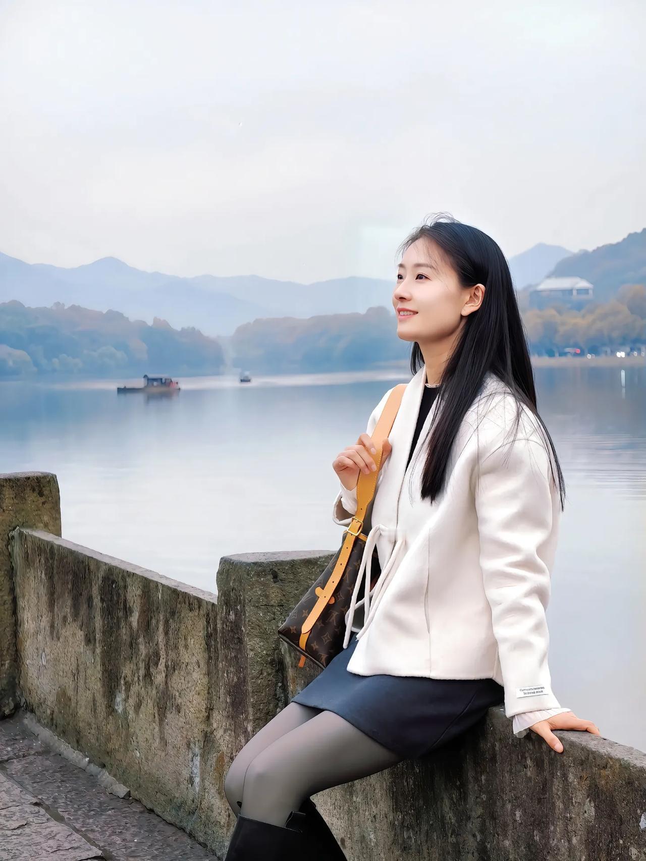 湖畔倚栏人，笑看云水间。