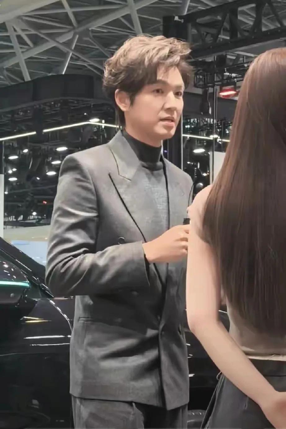 家人们，广州车展直接被钟汉良炸场了！他一现身，现场瞬间沸腾，那颜值简直逆天，每一