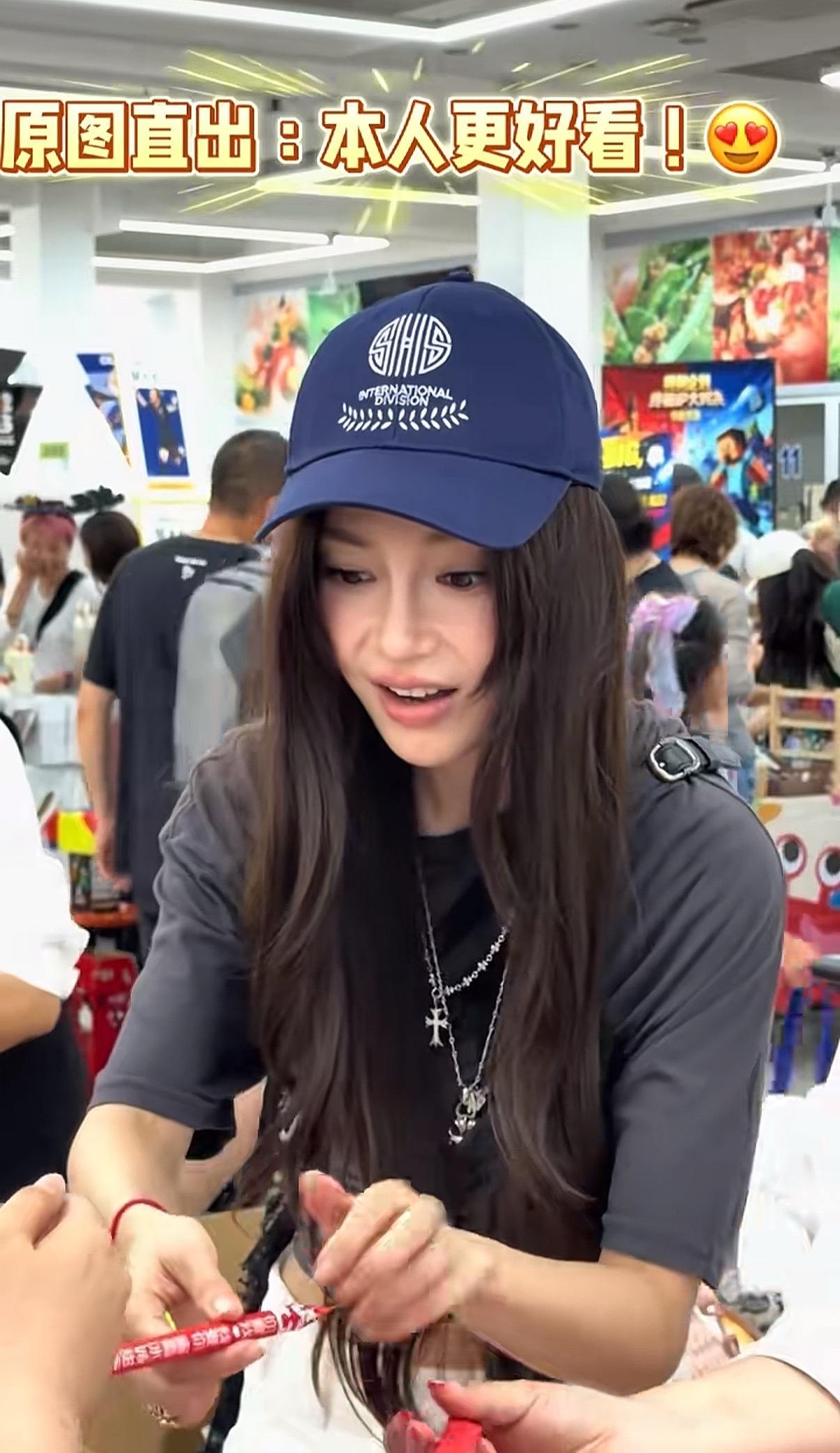 世首萌出现了😻angelababy
