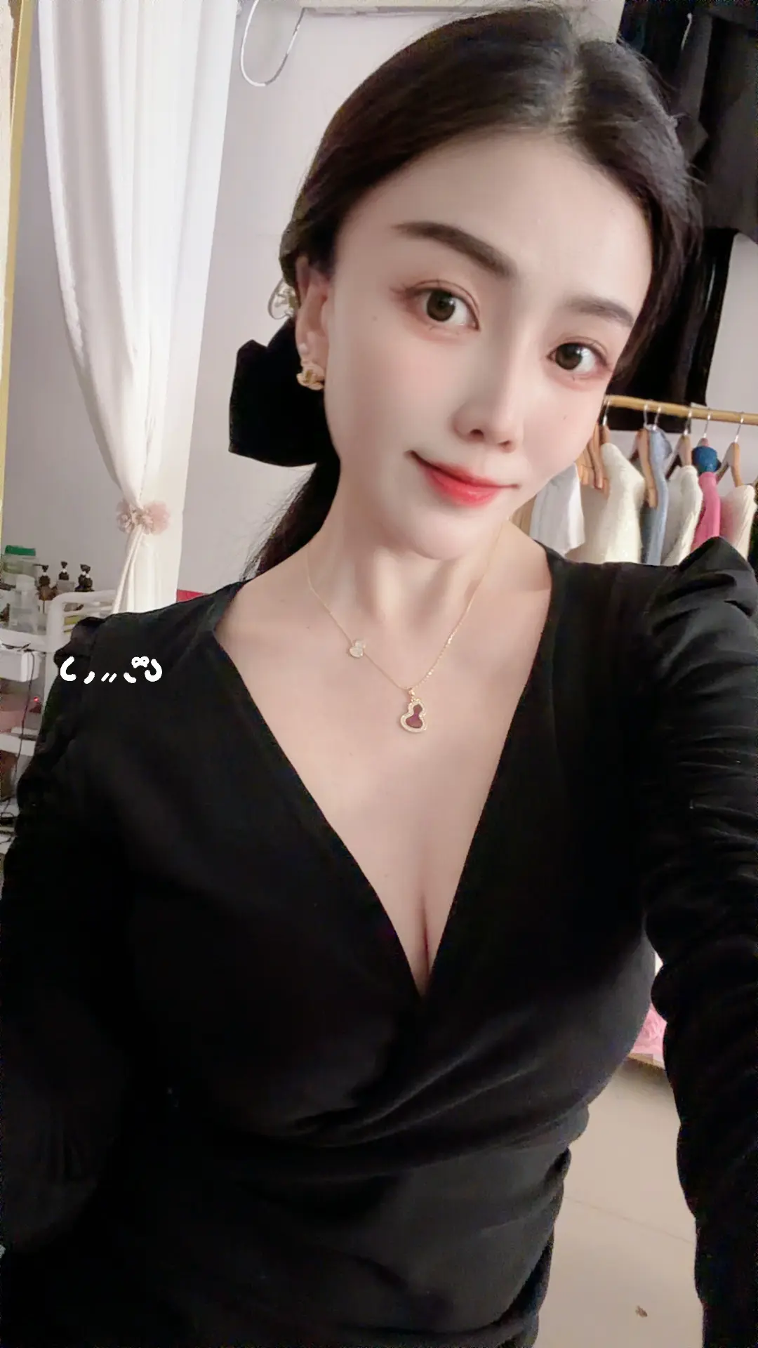 黑色v领穿搭 今日份小黑裙