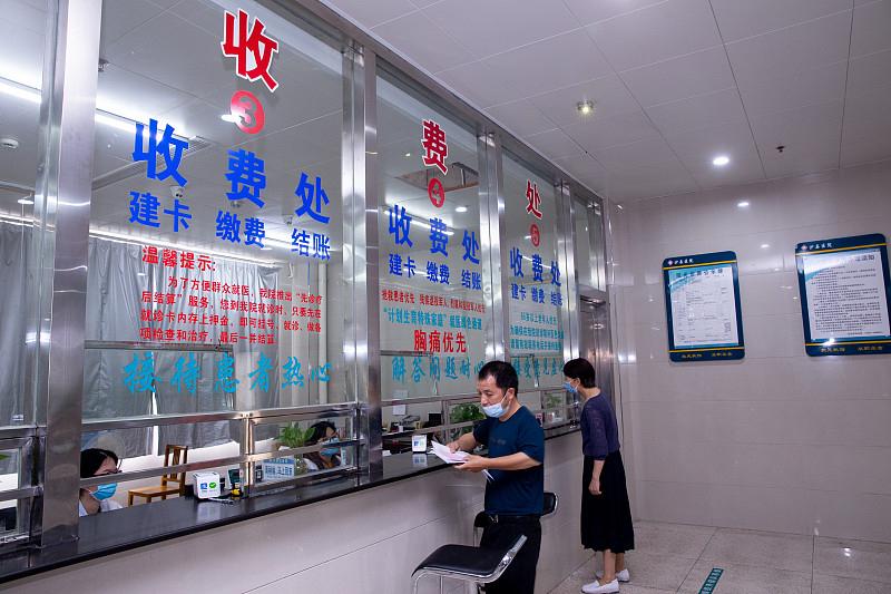 人没钱是不是一点尊严都没有吗？前阵子陪亲戚去医院缴费，亲眼见一个大叔攥着皱巴巴