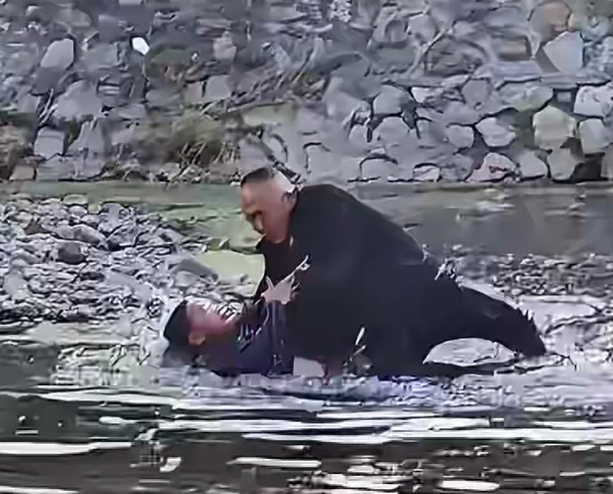 这个济南公务员大哥仗义，零度的河水里救一孩子，挽救了一个家庭。事发济南，11月2