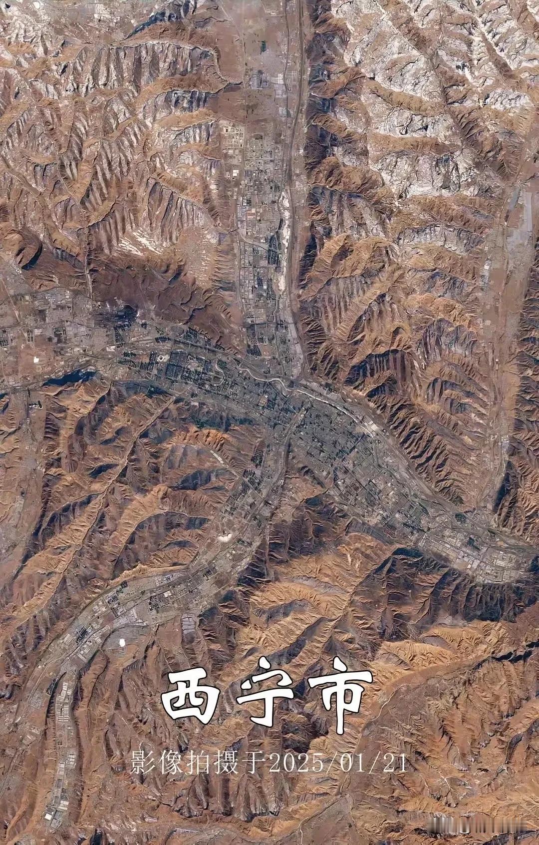 兰州和西安卫星图对比，两座城市类型完全不同。可以看出兰州是典型的条带状城市，建
