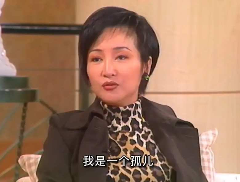 演员狄波拉说，我是一个孤儿，我连自己姓什么都不知道，所以我觉得嫁一个老公就有姓了
