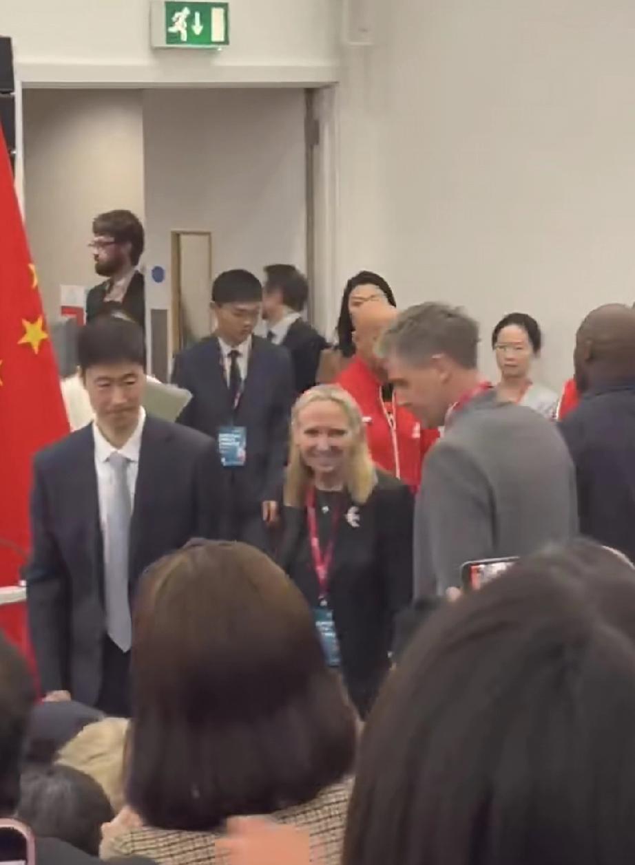 伦敦团体世乒赛后第一天下午，王励勤和国乒教练组带领刚刚斩获伦敦团体世乒赛男女团冠