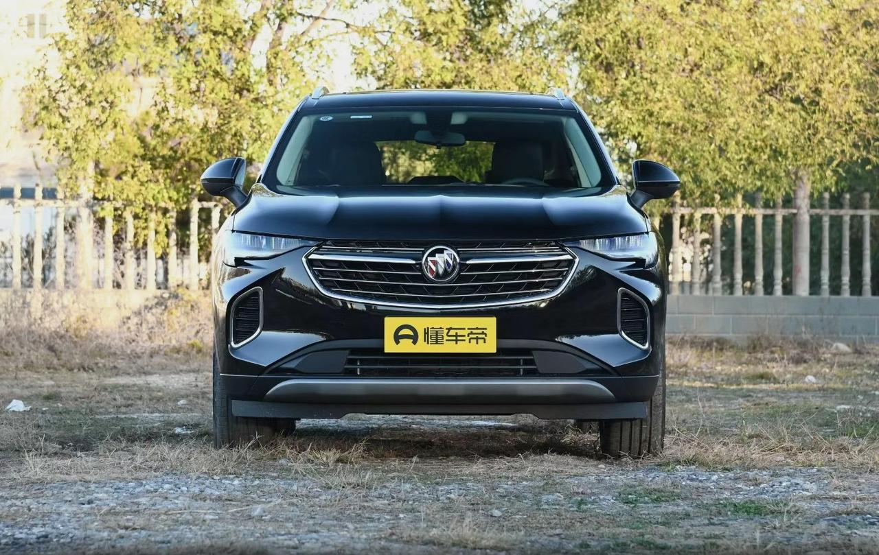 在二手车市场里，二手昂科威S凭借着其时尚的外观、舒适的驾乘体验以及不错的性价