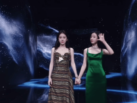 张碧晨周雨彤牵手走红毯谁懂啊！姐妹花牵手走红毯，曼妙身姿配绝美穿搭，氛围感直接