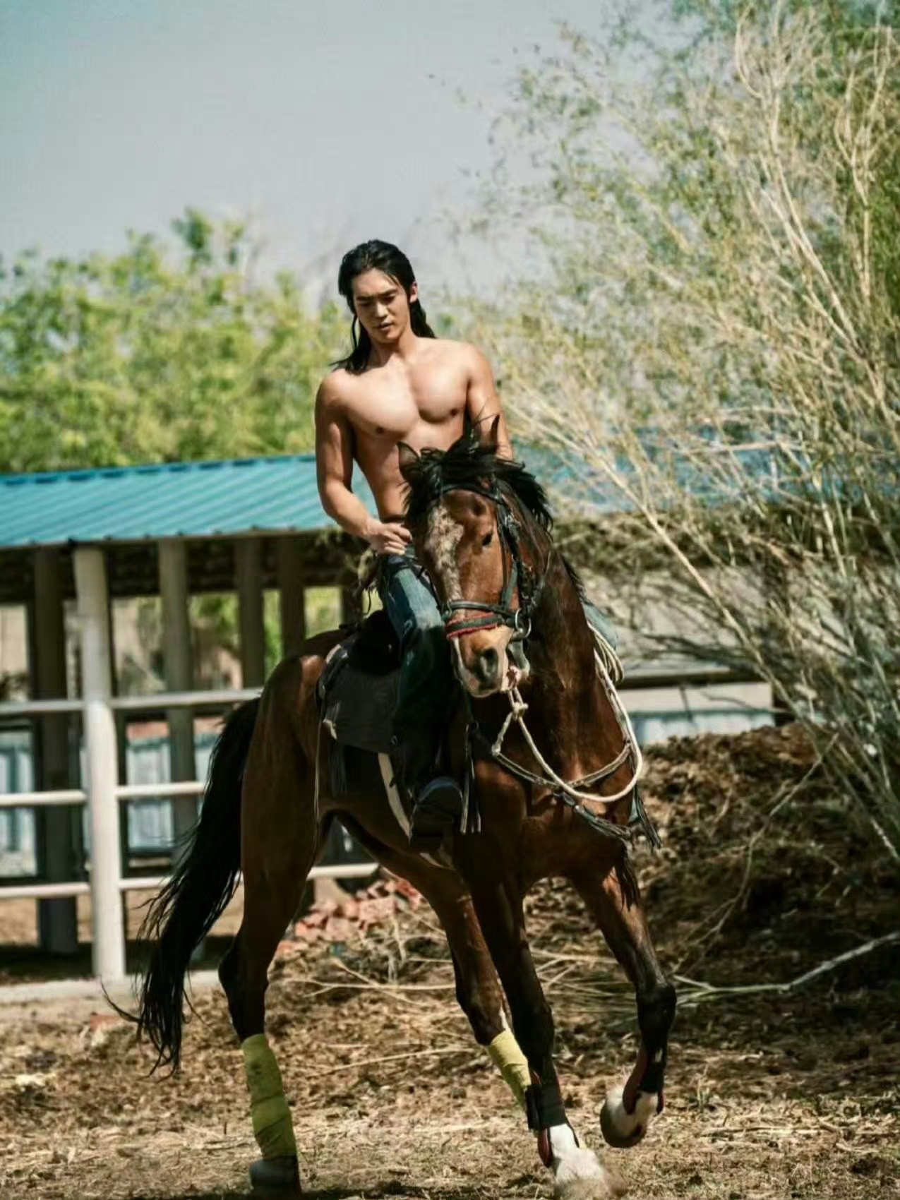 救命！于适这动作也太干脆了！直接脱掉外套露出绝美线条，现场粉丝福利好到尖叫！一时