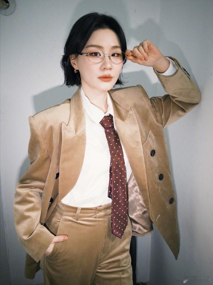 金靖短发帅成老公了金靖剪短发了谁还没看的短发造型！短发+西装，帅成老公了