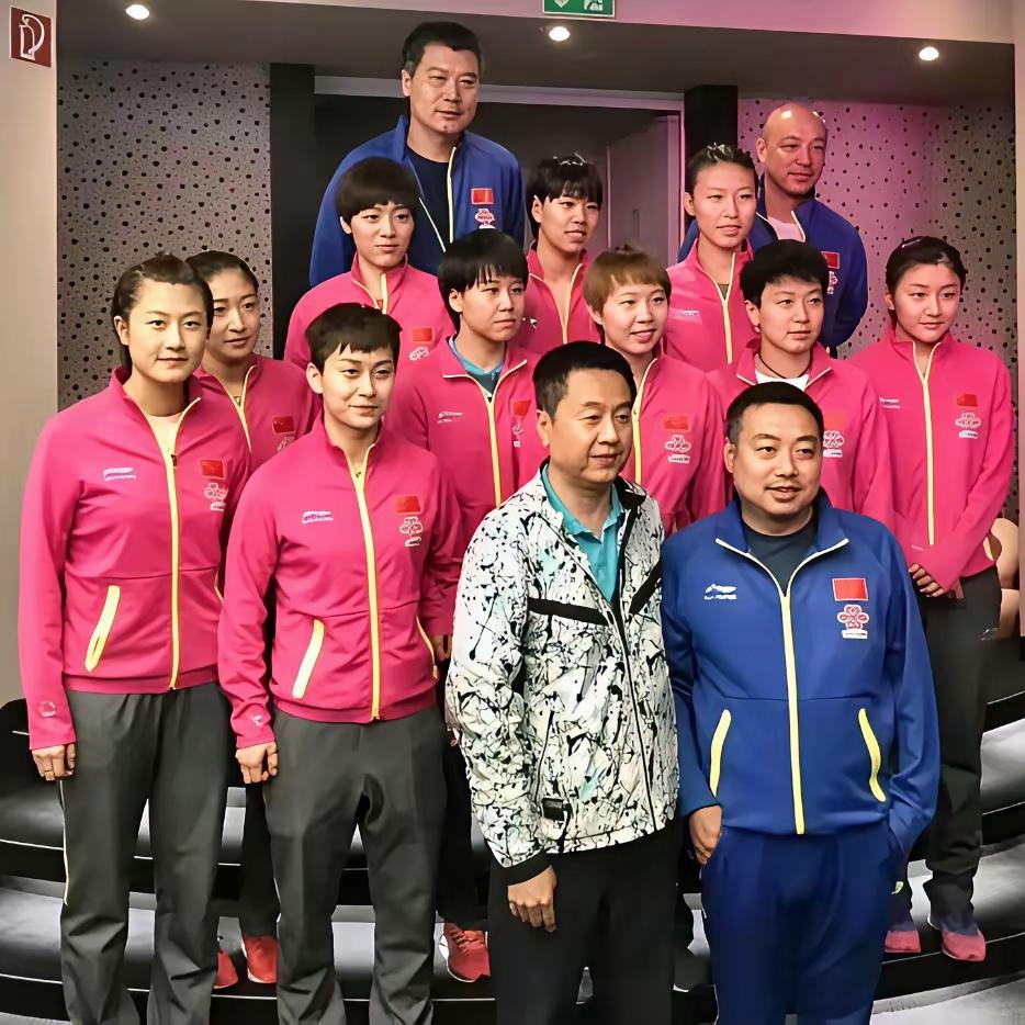 以孙颖莎出现为公元的话，这就是一张公元前合影，当时乒坛活跃着丁宁、刘诗雯、朱雨玲