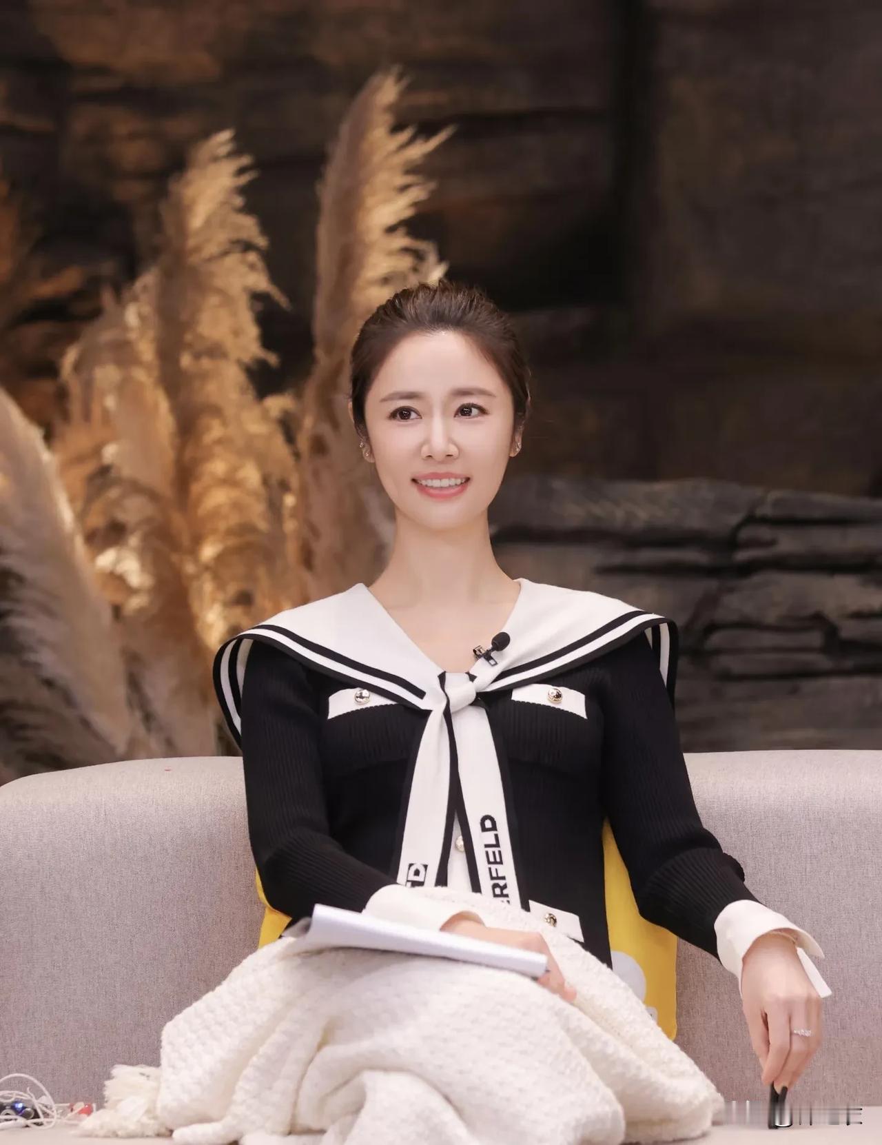 林心如妈妈是全职家庭主妇，没有经济来源，离婚后未再婚，独自抚养林心如，还能给她如