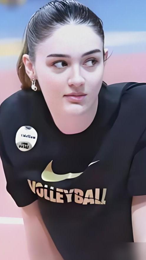 NBA巨星杜兰特，竟被一个女人迷得神魂颠倒，满世界追着点赞，这女人叫居内什，土耳