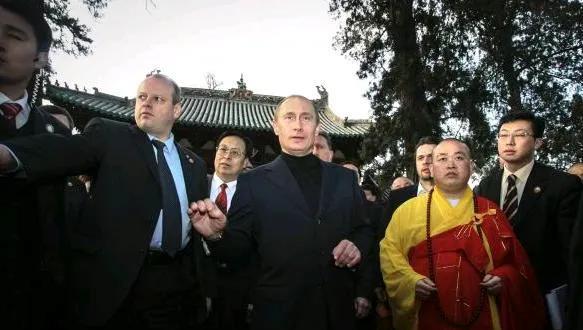 释永信曾经接待过普京，这也算是他的高光时刻了吧。他也是见过世面的人，只是干了那么