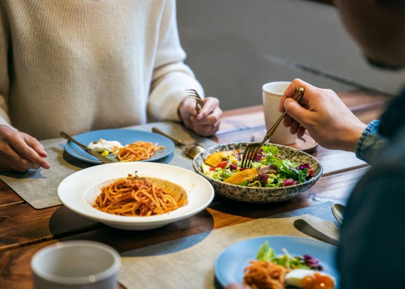 晚饭七分饱被推翻了？医生调查：过了55岁，吃饭尽量要做到这5点关于晚饭七分饱