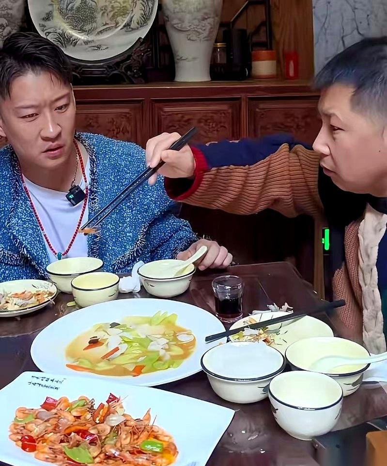 “回民也能吃驴肉火烧？”直播间弹幕炸了。曹云金夹起一块驴肉，当着无数人的面，直接