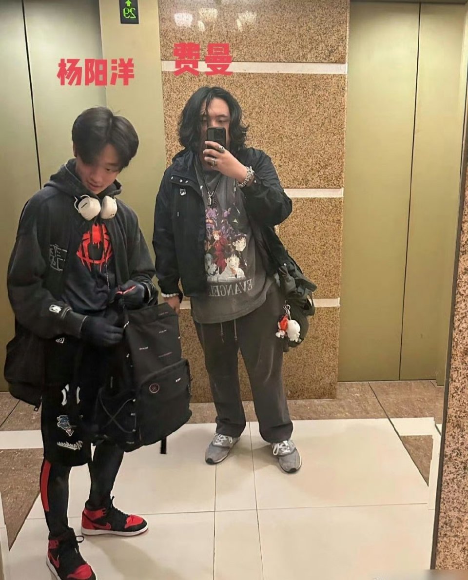 吴镇宇儿子和杨威儿子差距好大，费曼留着一头长发，这身材打扮看起来不像17岁少年，
