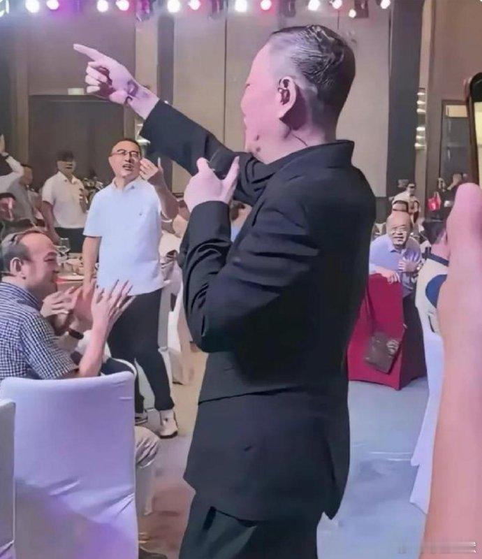 天王级别的歌手，居然沦落到酒店卖唱，大家猜下，他这场演唱会有多少钱？