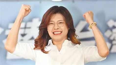 郑丽文一句话。不仅把桌子掀了。还找了一名得力干将！这事说起来。还有点滑