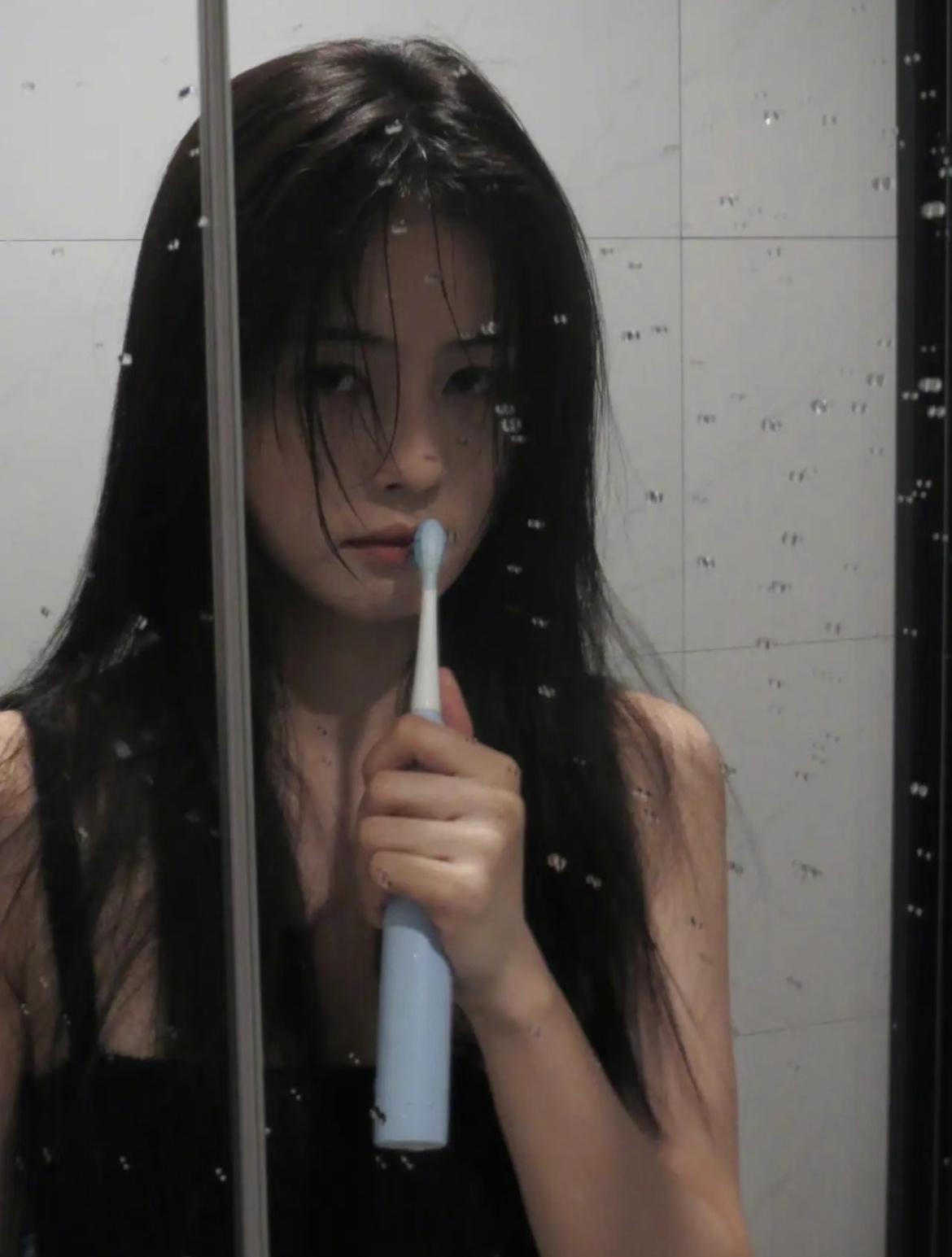 如何在暑假期间爆改成大美女1、欧阳春晓少女背真的是直角肩作弊器！躲在房间每天练1