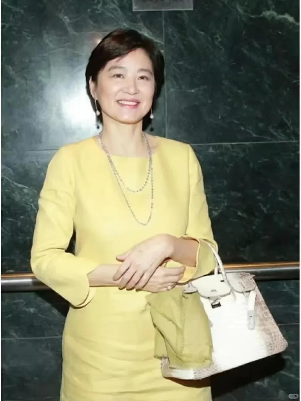 林青霞最特别之处，是兼具女子的柔与男儿的飒，打破了传统美女的单一框架。很多女明星