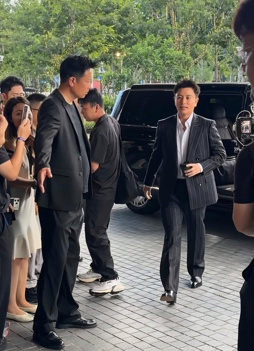 贾乃亮的颜值被低估了，本人浓眉大眼很帅气，商务精英范儿也很足，比剧里瘦很多也好看