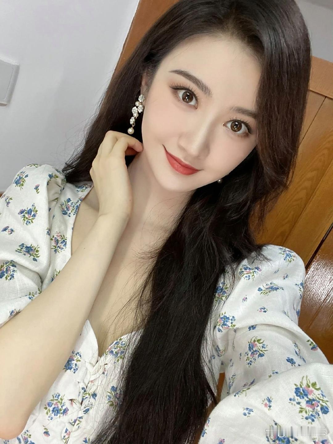 景甜自拍照甜度爆表！眉眼弯弯带笑意，随手一拍都是心动氛围感～​​​