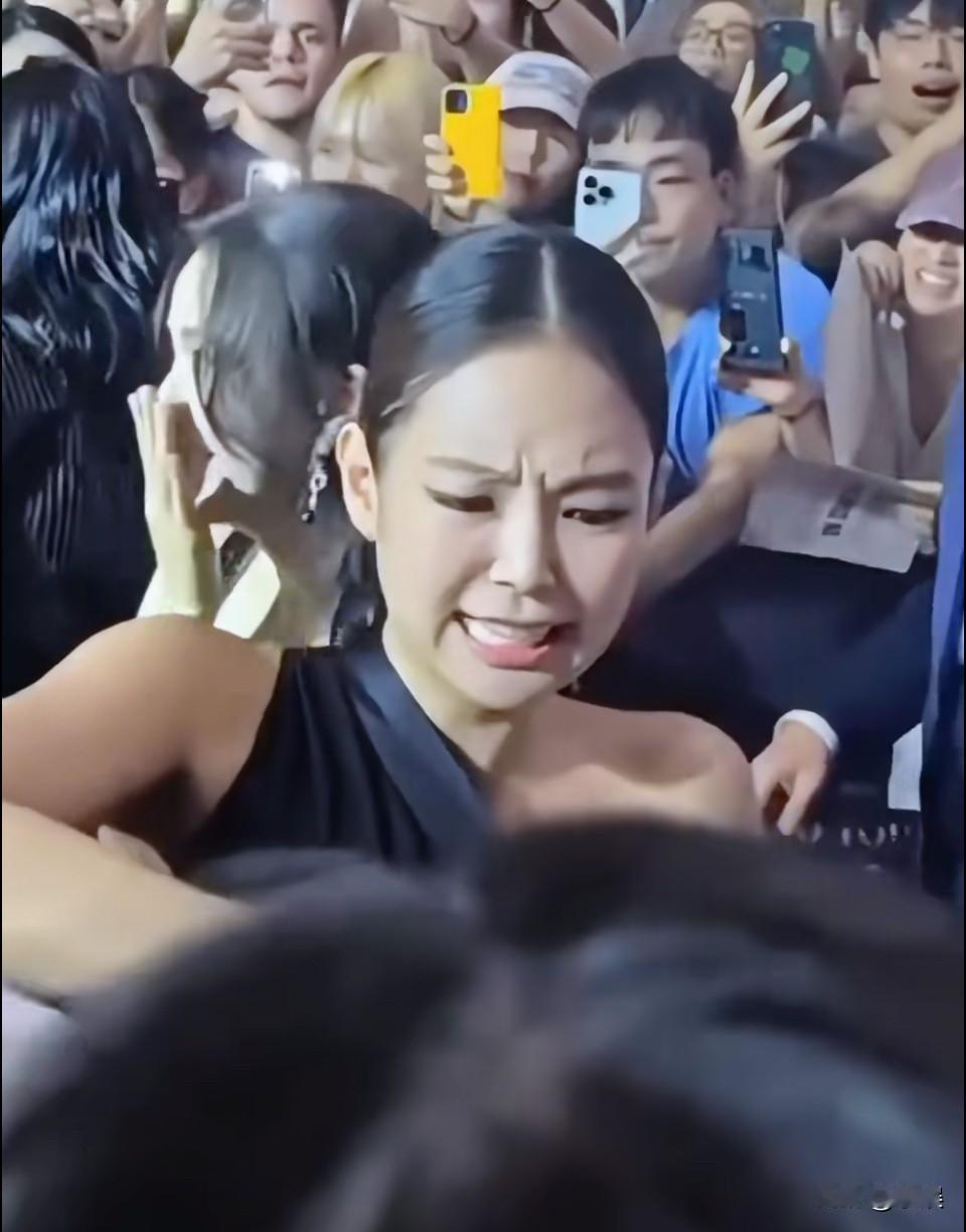 哈哈哈哈哈哈…怪不得明星签字像画符…[吃瓜]这不快能行吗？！妮：我签完你