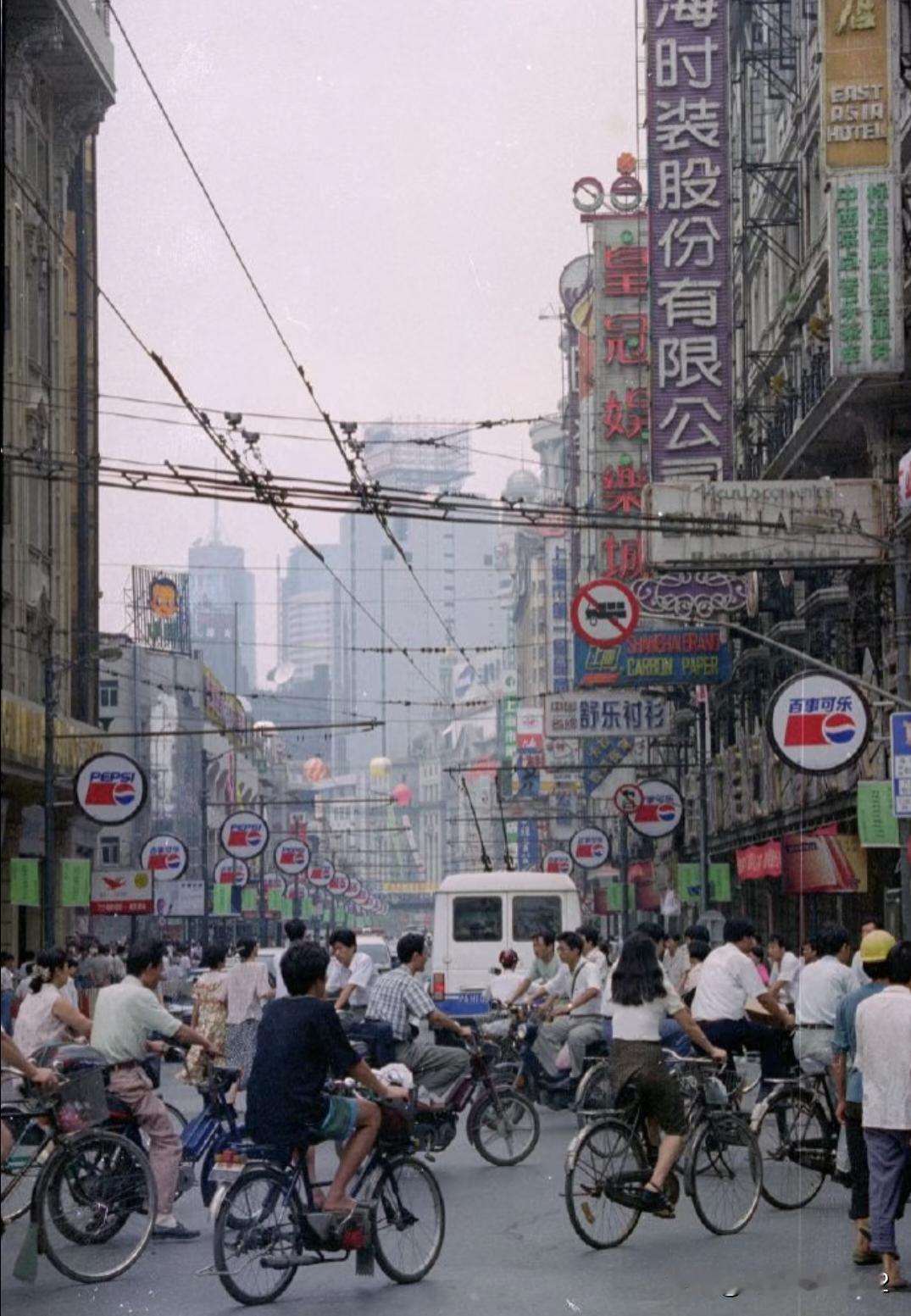 1994年的上海这一年的上海正处改革开放加速期：内环线、地铁一号线贯通，金茂大