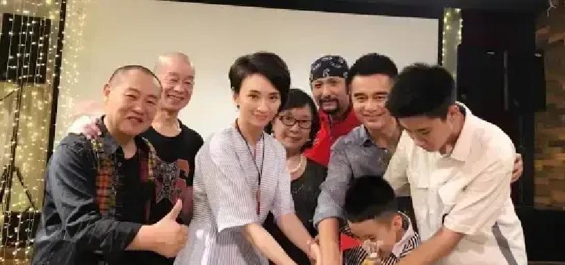 把一个离异家庭经营得比原配还亲密，核心操作就两步。第一步，现任的“主动后退”。