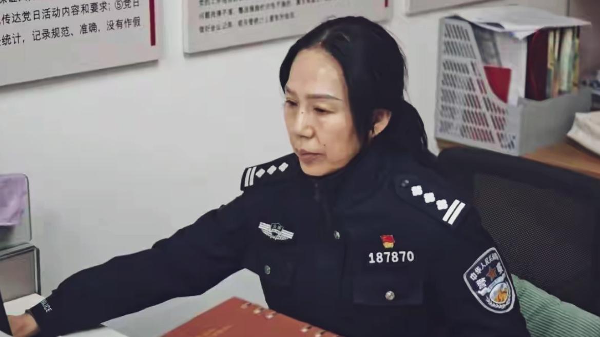 🔥棕树营派出所女“团长”刘国芬：从军装到警服，守护从未变她是战友口中的女“