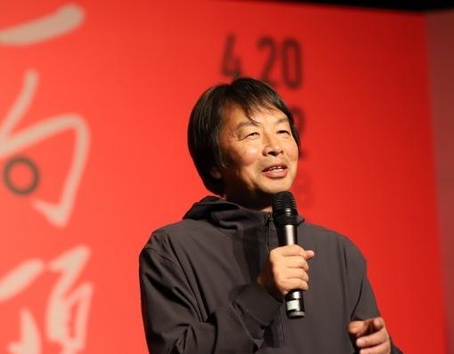 北大才子刘震云，语出惊人，他说：“小偷知道羞耻，所以才偷偷摸摸；劫匪知道罪恶，所