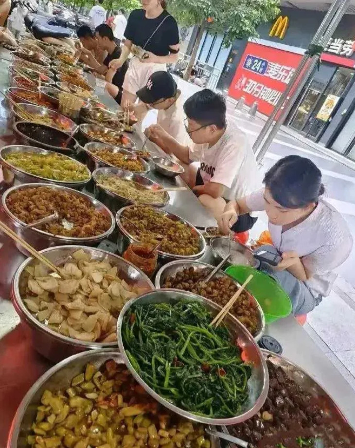 这是哪里的自助餐？挺特别的啊