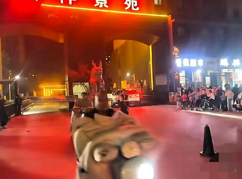 这下全网都知道了！山东女子把网购貂皮大衣丢洗衣机洗报废，转头就退货，商家直接驱车