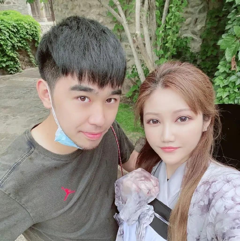 因为看闫安的解说，喜欢闫安，后来看了闫安媳妇的互动，感觉闫安媳妇很聪明，爱丈夫，
