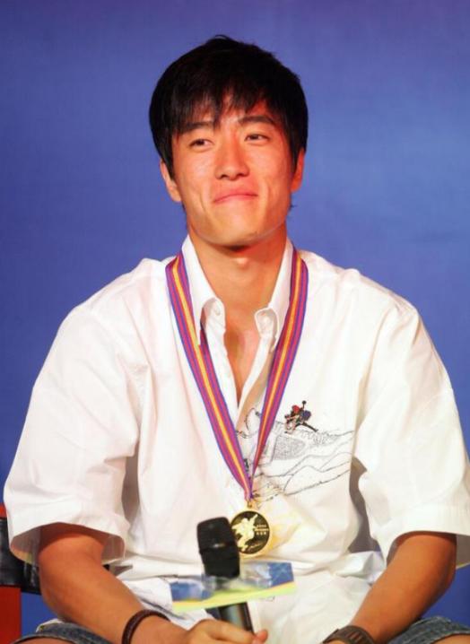 2004年刘翔跨栏夺冠后，开发商送他一套225万的房子，他豪气地送给教练，不料，